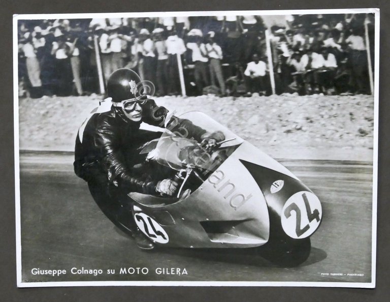 Fotografia del pilota motociclistico Giuseppe Colnago su moto Gilera - …