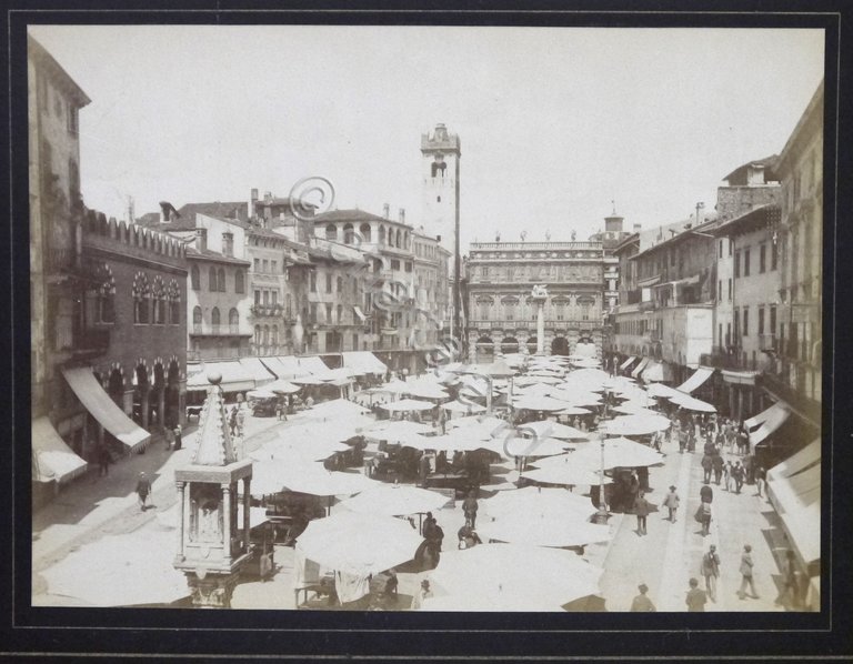 Fotografia epoca albumina Verona - Mercato a Piazza delle Erbe … | Immagine Gallery 2