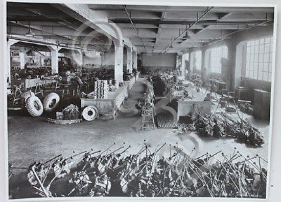 Fotografia epoca Officine Caproni Milano 1936 Dodge D15 assemblaggio autocarri