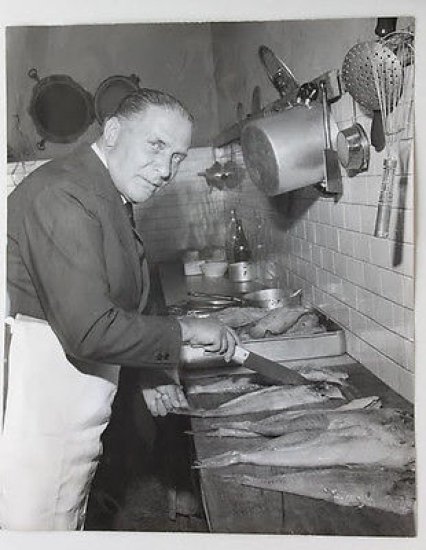 Fotografia Giuseppe Meazza ex calciatore in cucina databile negli anni …