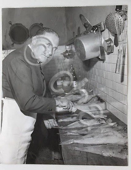 Fotografia Giuseppe Meazza ex calciatore in cucina databile negli anni …