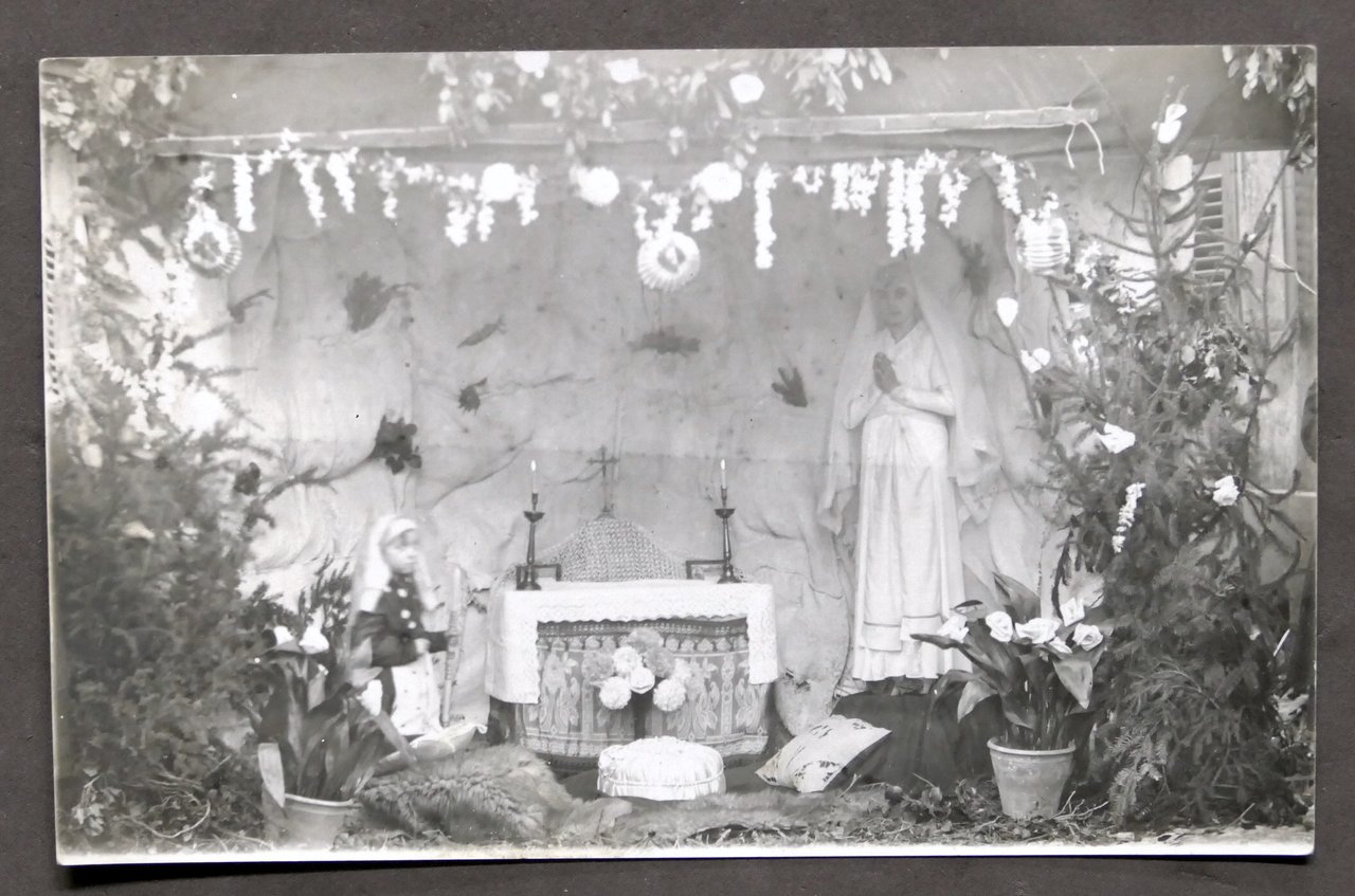Fotografia ricordo bambina in veste da Bernardette (Lourdes) - Borgo … | Immagine principale