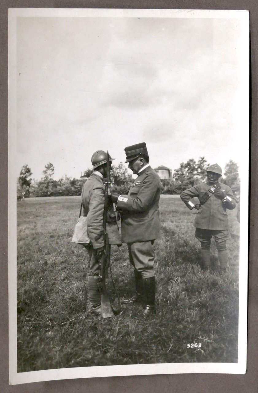 Fotografia WWI - Il Generale Armando Diaz premia un soldato … | Immagine principale