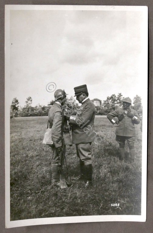 Fotografia WWI - Il Generale Armando Diaz premia un soldato … | Immagine Gallery 2