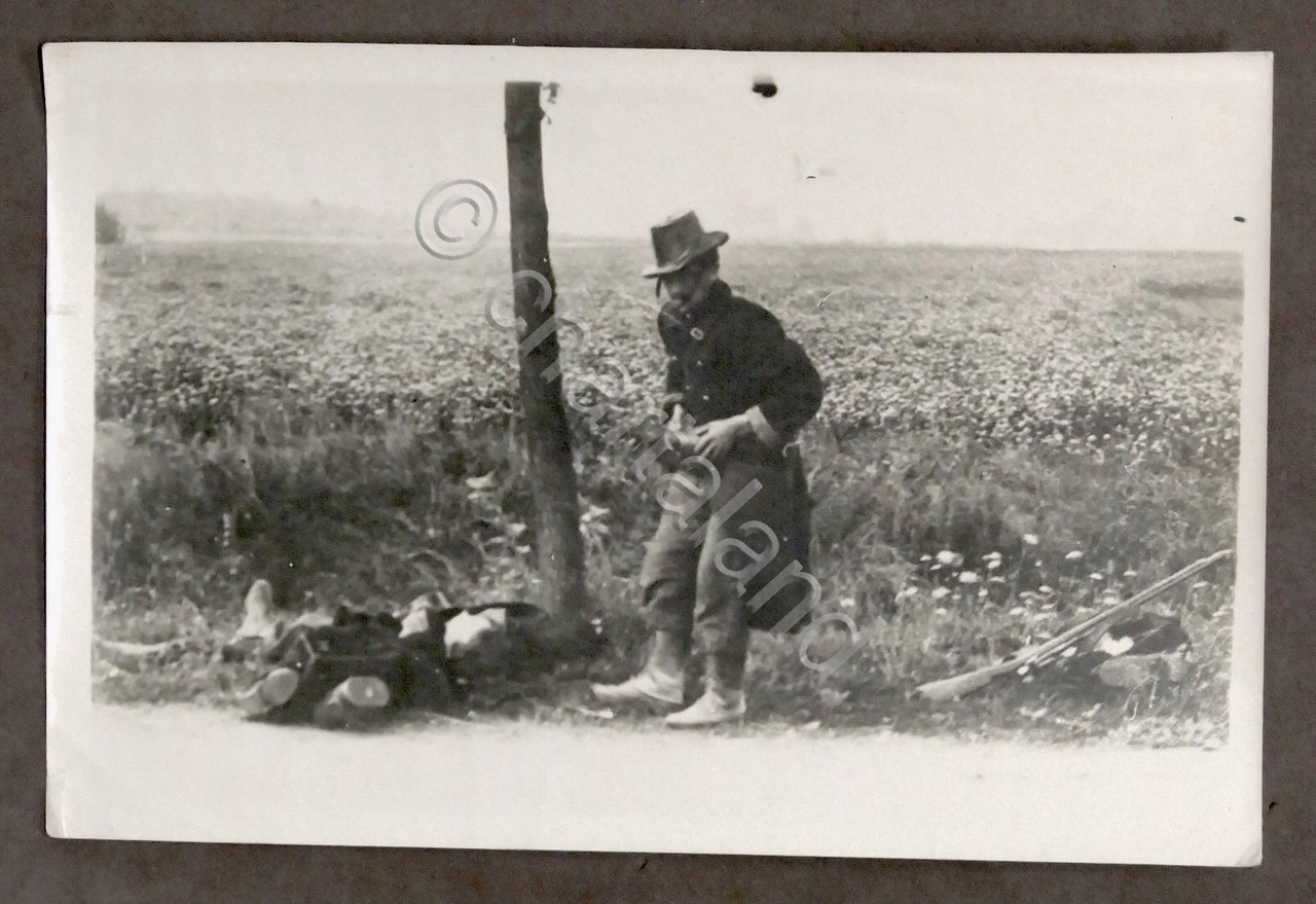 WWI - Fotografia soldato Belga soccorre un compagno ferito - … | Immagine principale