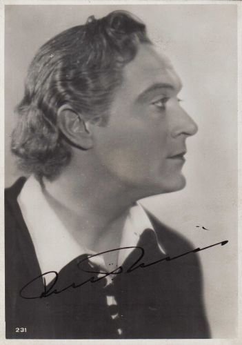 Fotografia con firma autografa dell'attore.