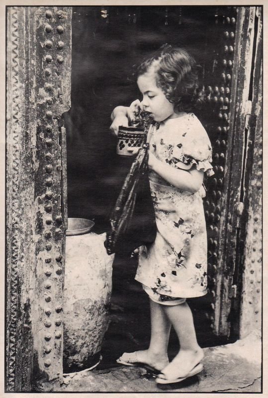 Fotografia di una bambina marocchina ritratta nell'atto di bere. Ingrandimento …