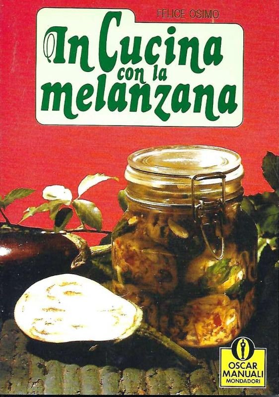 In cucina con la melanzana.