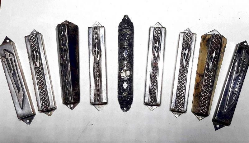 Insieme di 8 Mezuzah in argento con preghiera manoscritta su …