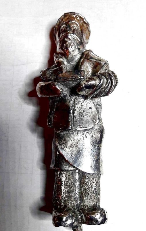 Statuetta in metallo pieno argentato raffigurante un religioso ebreo intento …