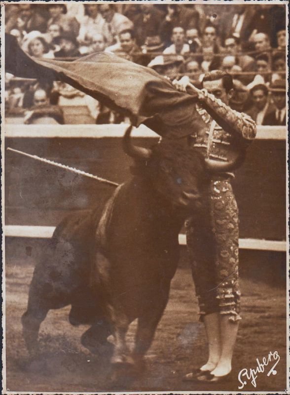 Tre fotografie originali di scene di corrida.