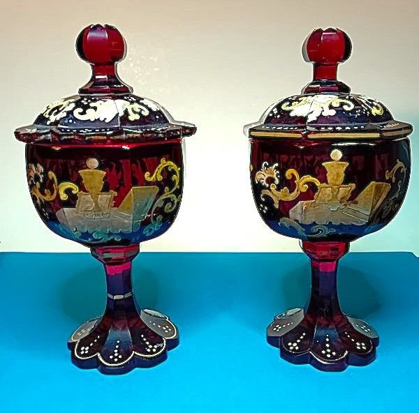 Vetro di Boemia rosso rubino con decori e simbolo eucaristico …