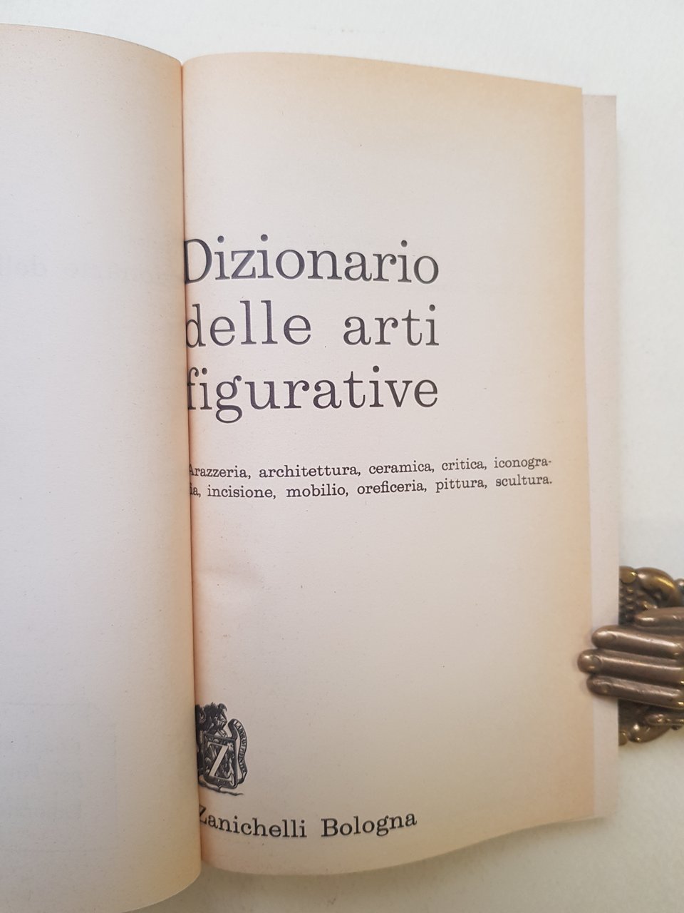 Dizionario delle arti figurative. Arazzeria, architettura, ceramica, critica, iconografia,incisione, mobilio, …