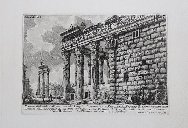Veduta laterale dell'avanzo del Tempio di Antonino e Faustina.