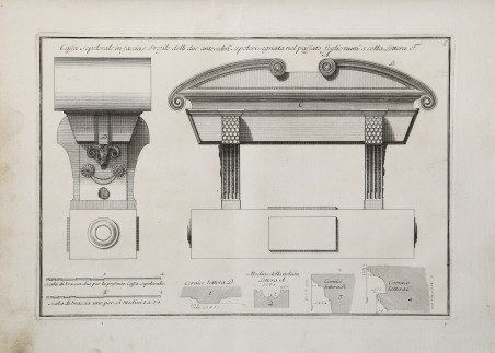 Camino: Architrave impreziosito da due serpenti ondulati con piccole maschere …