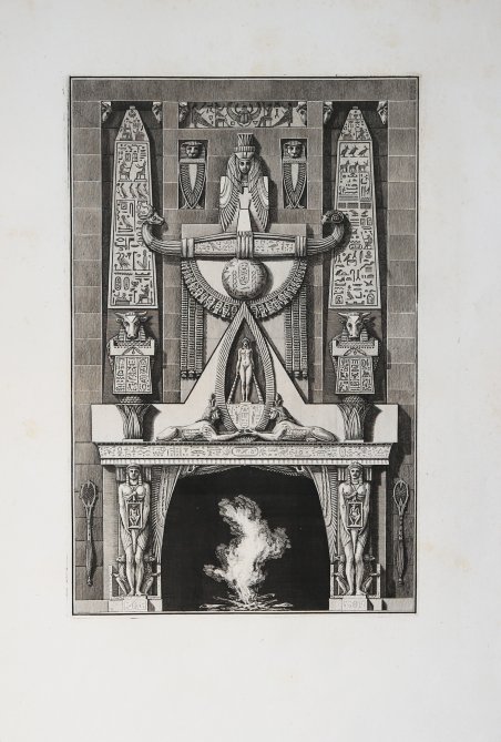 Camino con motivi decorativi in stile egiziano