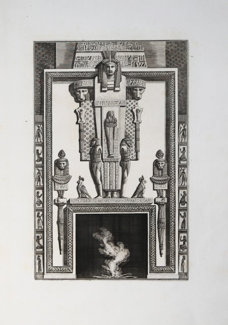 Camino con motivi decorativi in stile egiziano