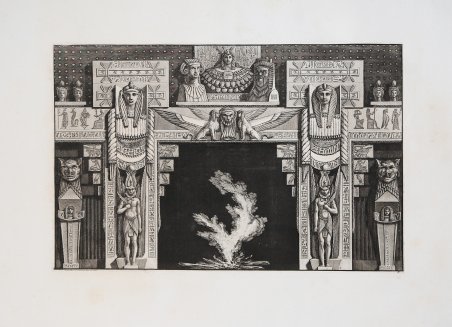 Camino con motivi decorativi in stile egizio