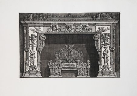 Camino: Testa di Medusa tra due teste di satiro sull'architrave.