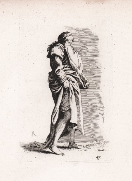 Giovane donna che cammina verso destra