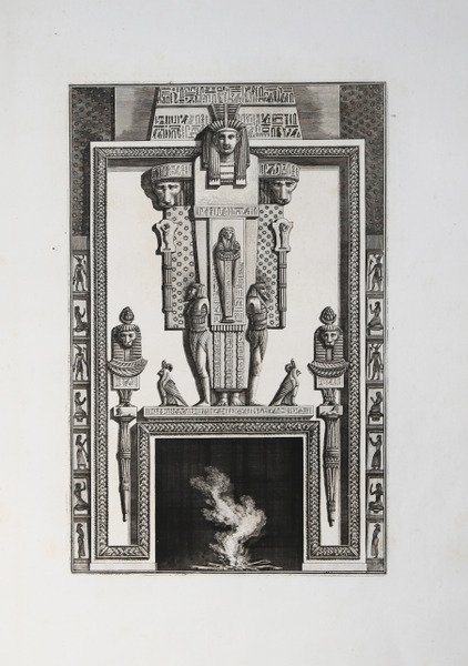 Camino con motivi decorativi in stile egiziano