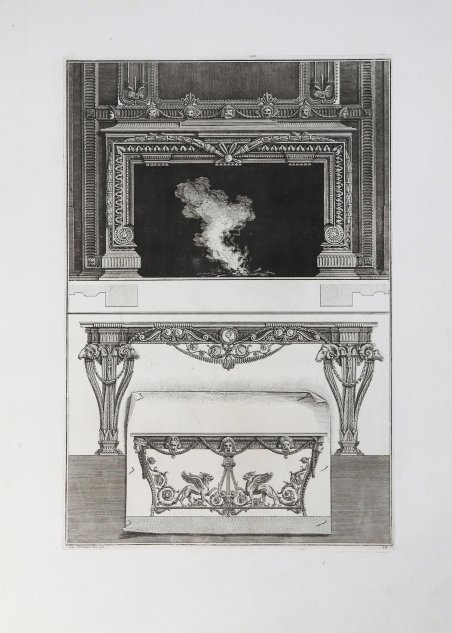 Un camino e due tavoli nella parte inferiore