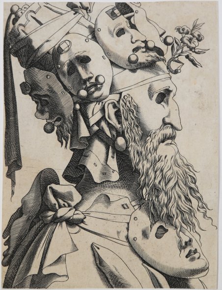 Uomo mascherato con un elmo riccamente decorato