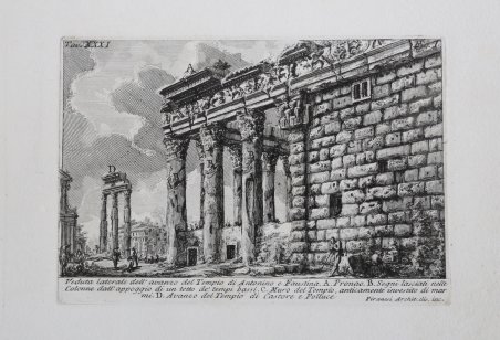 Veduta laterale dell'avanzo del Tempio di Antonino e Faustina.