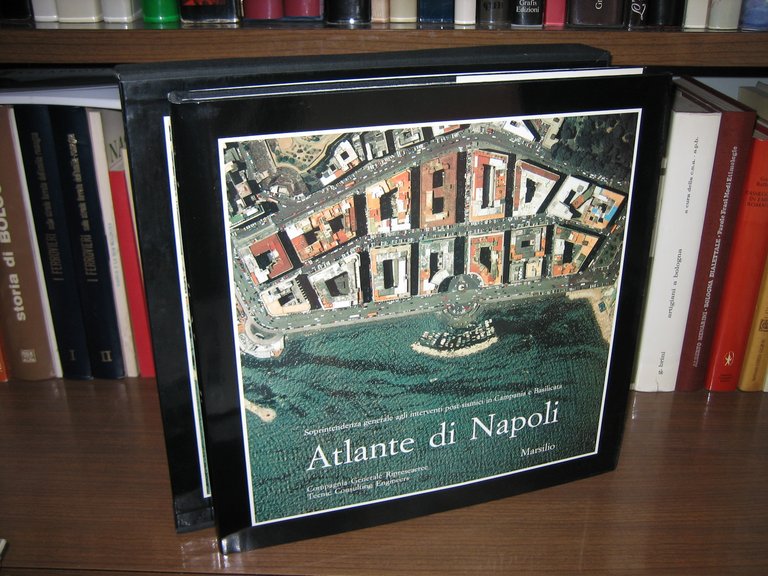 Atlante di Napoli. La forma del centro storico in scala …