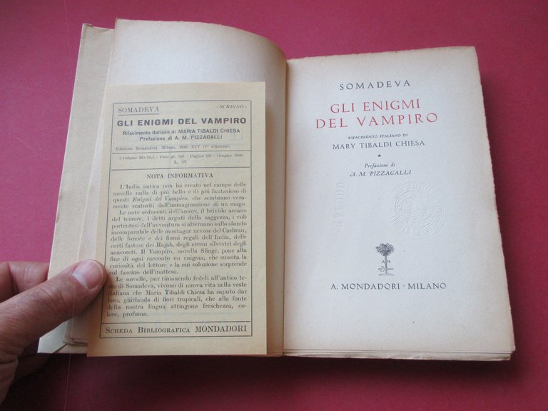 Gli enigmi del vampiro. Rifacimento italiano di Mary Tibaldi Chiesa.