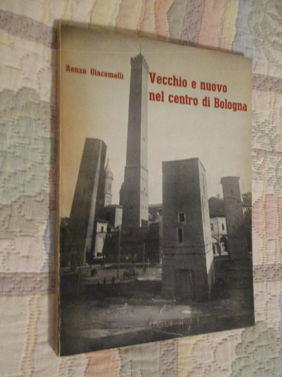 Vecchio e nuovo nel centro di Bologna.