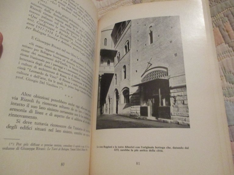 Vecchio e nuovo nel centro di Bologna.