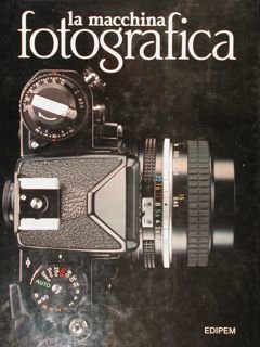 La macchina fotografica.