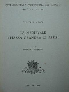 La medievale 'Piazza Grande' di Assisi.