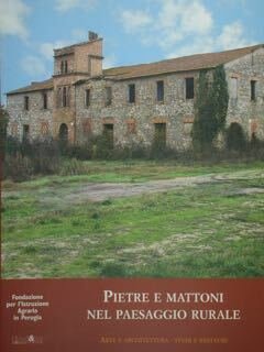 Pietre e mattoni nel paesaggio rurale.