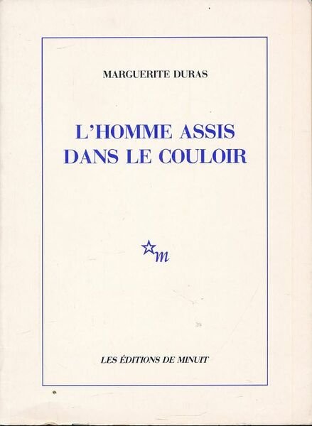 L'homme assis dans le couloir