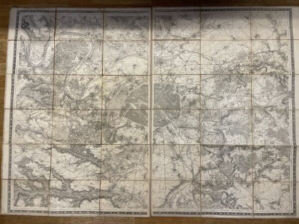 Carte entoilée des environs de Paris, en deux pans, est …
