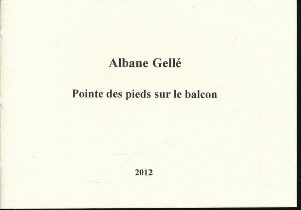 Pointe des pieds sur le balcon
