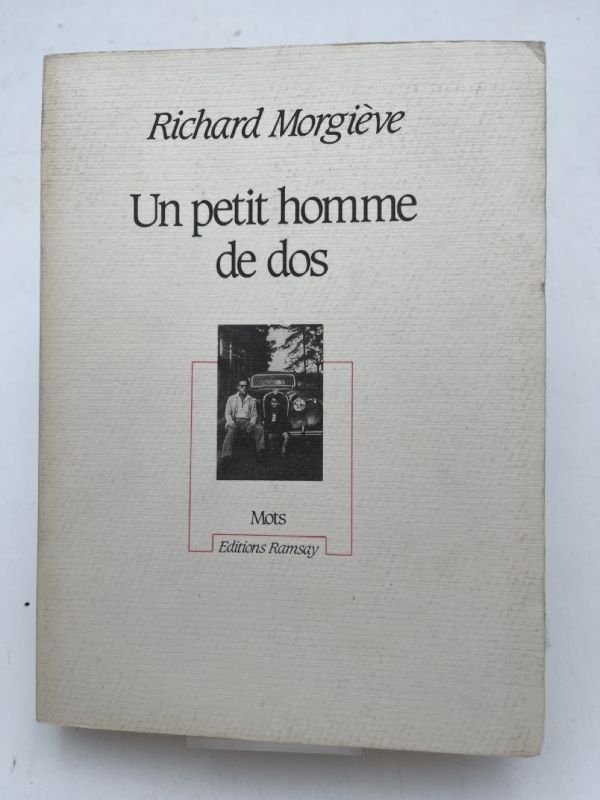 Un petit homme de dos | Immagine principale