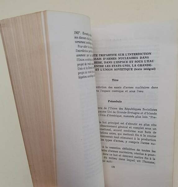 PEUPLES DU MONDE ENTIER, UNISSONS-NOUS POUR L'INTERDICTION...(1963)