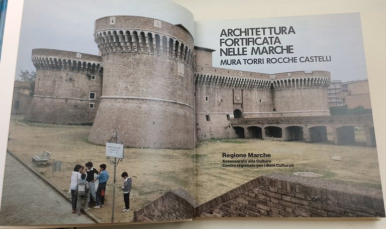 Architettura fortificata nelle Marche-Mura torri rocche castelli