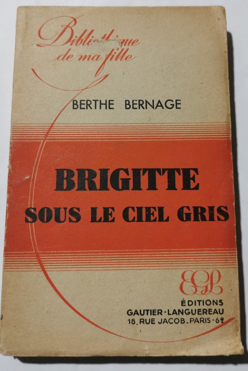 Brigitte sous le ciel gris