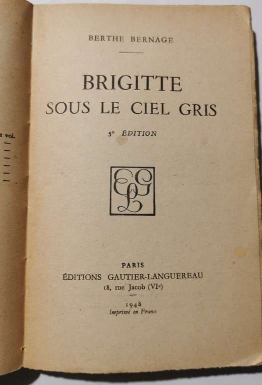 Brigitte sous le ciel gris