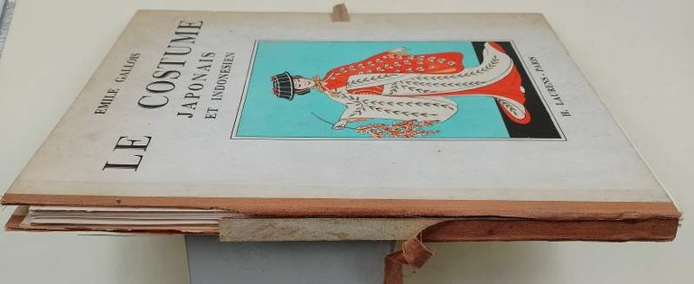 COSTUMES JAPONAIS ET INDONESIENS-QUARANTE-HUIT PLANCHES EN COULEUR