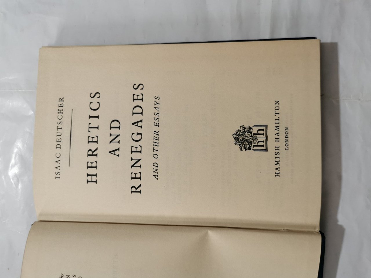 Heretics and renegades and other essays | Immagine principale