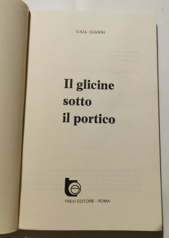 Il glicine sotto il portico