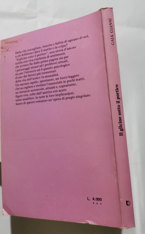 Il glicine sotto il portico