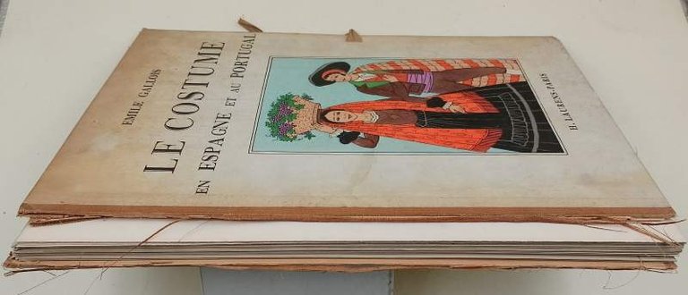 LE COSTUME EN ESPAGNE ET AU PORTUGAL-QUARANTE-HUIT PLANCHES EN COULEURS