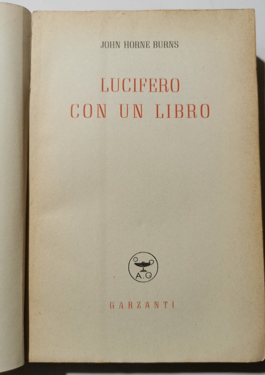 Lucifero con un libro