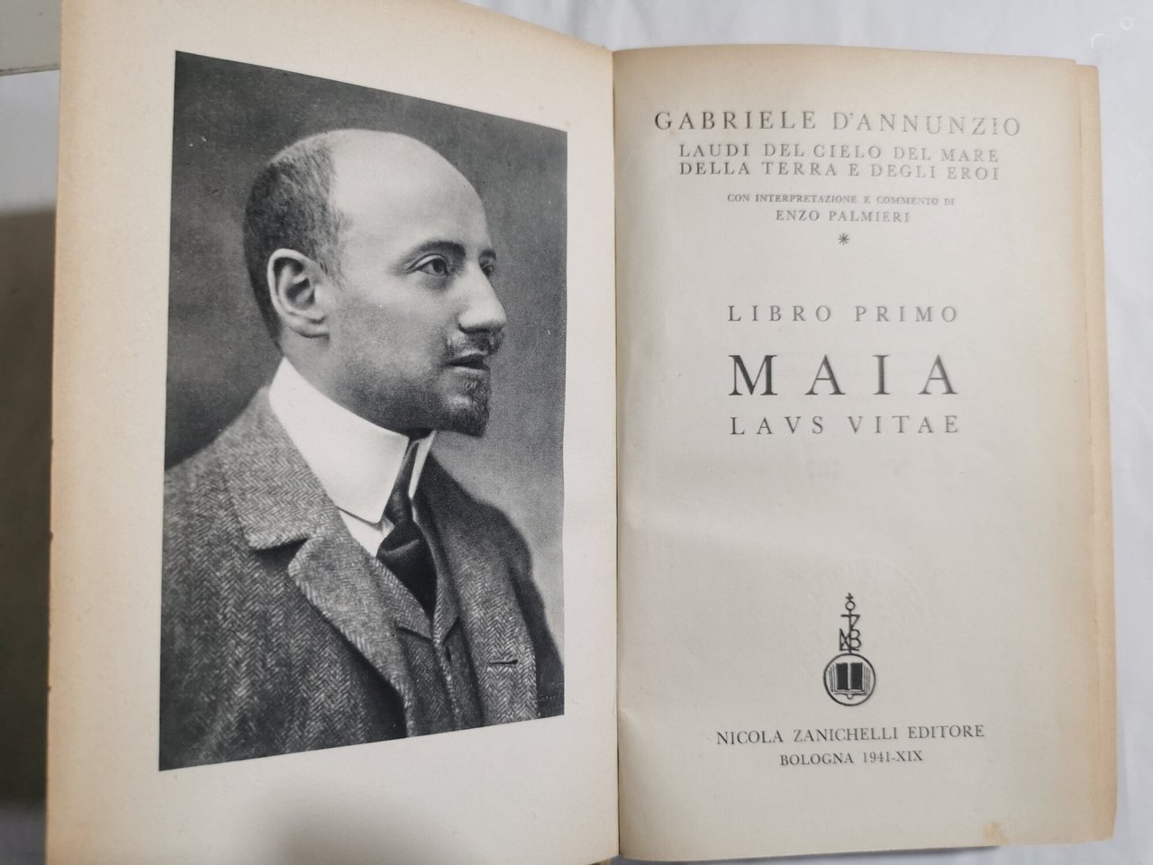 Maia, Laus Vitae-libro primo | Immagine principale